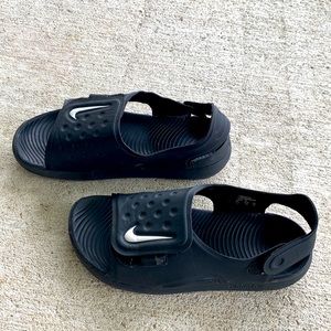 Nike Sandals Velcro With from and back Velcro backing Sandaks Barely Used